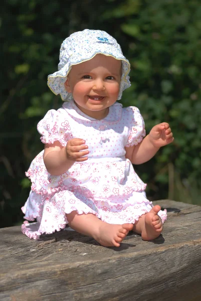 Little girl sitting on park bench — Stock Photo, Image