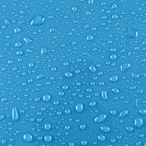 Wassertropfen auf blau — Stockfoto