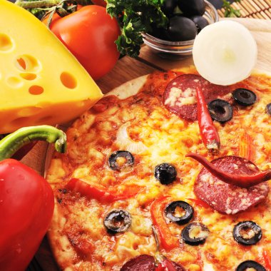 lezzetli pizza plaka üzerinde