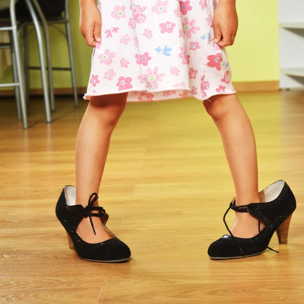 Meisje in grote schoenen — Stockfoto