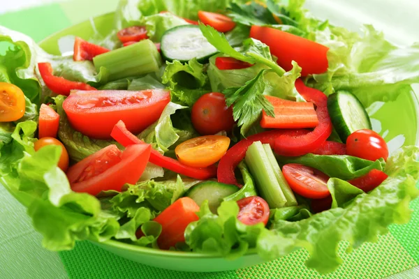 Salat mit Gemüse — Stockfoto