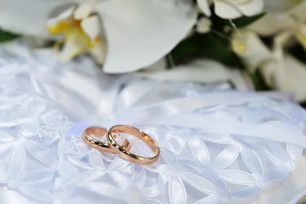 Orchids and wedding rings — Stock Photo, Image