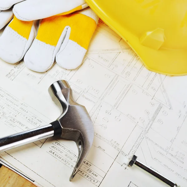 Gelber Hardhat auf Zeichnungen — Stockfoto