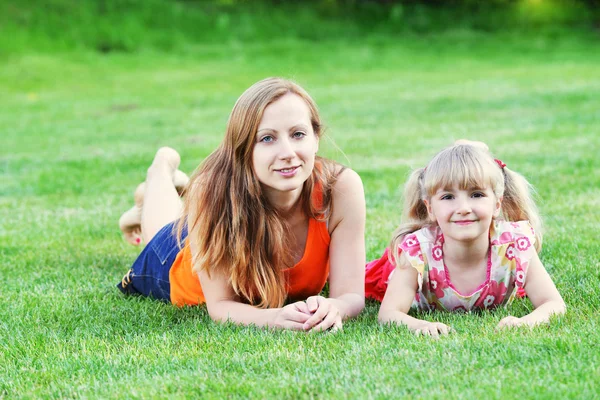 Moeder met haar dochter — Stockfoto