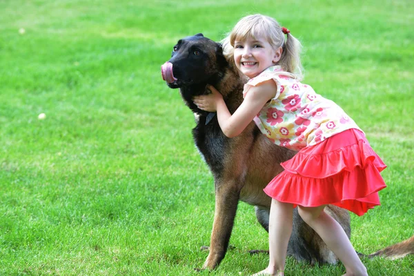 Κορίτσι με σκύλο — Φωτογραφία Αρχείου