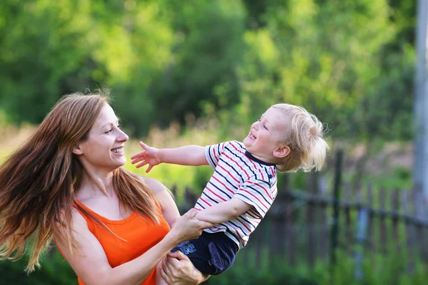 Mutter mit ihrem Sohn — Stockfoto