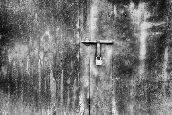 Padlock on door — Stock Photo, Image