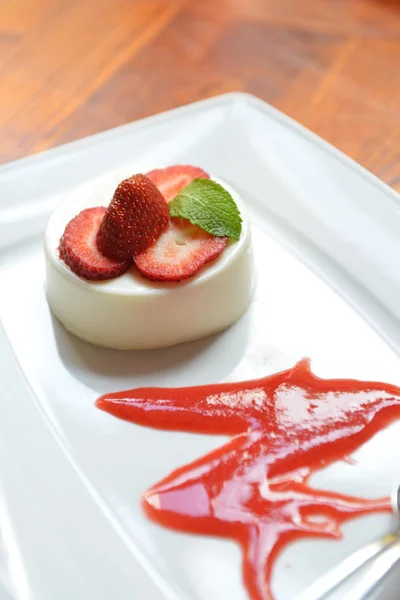 Crema con fragole — Foto Stock