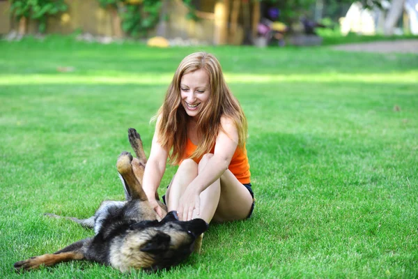 Mulher com cão — Fotografia de Stock