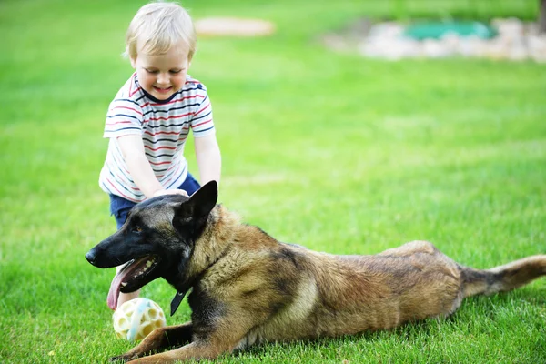 Mały chłopiec z psem — Zdjęcie stockowe