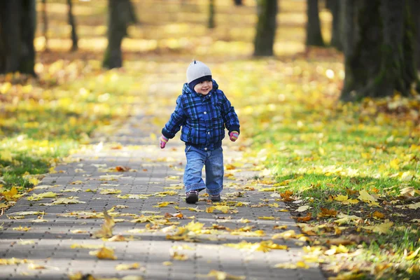 Pojke i park — Stockfoto