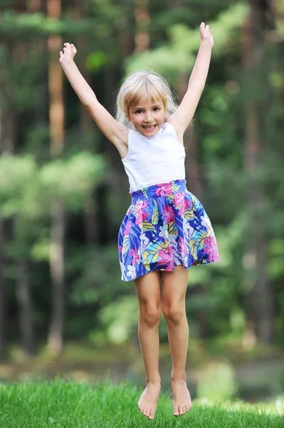 Salto menina — Fotografia de Stock