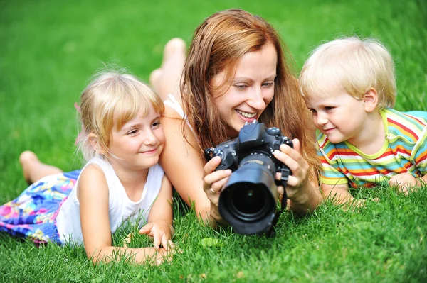 Madre y sus hijos — Foto de Stock