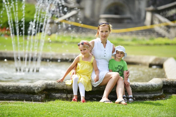 Mãe com seus filhos — Fotografia de Stock