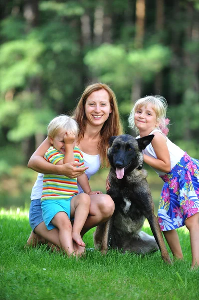 Crianças com cão — Fotografia de Stock