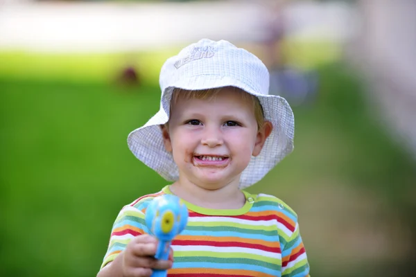 Liten pojke — Stockfoto