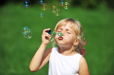 kabarcık üfleyici ile kız