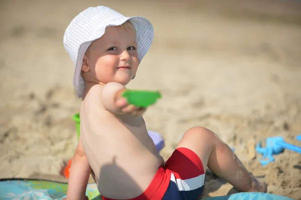 Chłopczyk na plaży — Zdjęcie stockowe