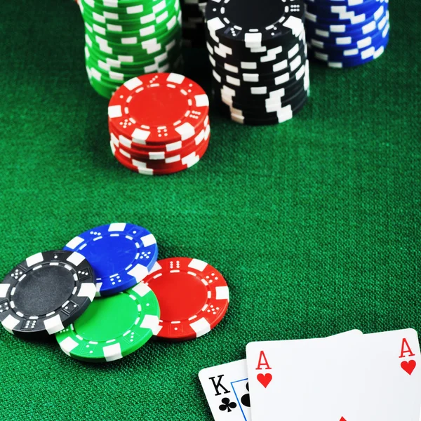 Fichas para apuestas y cartas — Foto de Stock