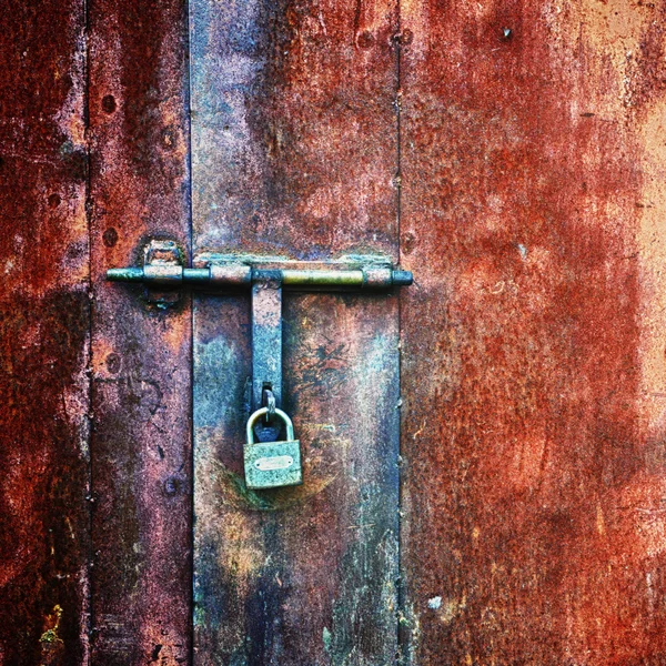 Candado en la puerta — Foto de Stock