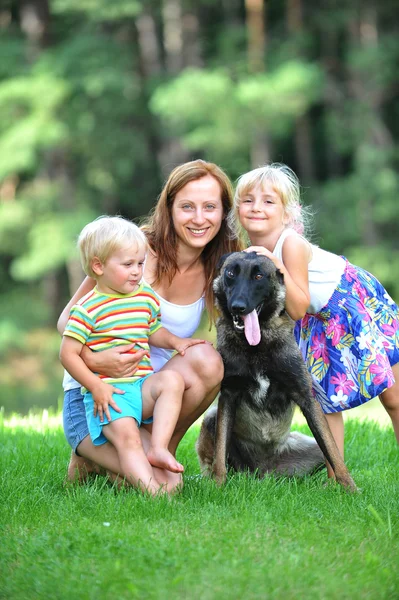 Kinder mit Hund — Stockfoto