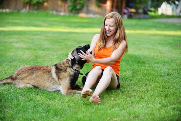 Femme avec chien — Photo