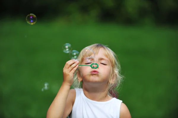 Meisje met zeepbel blower — Stockfoto