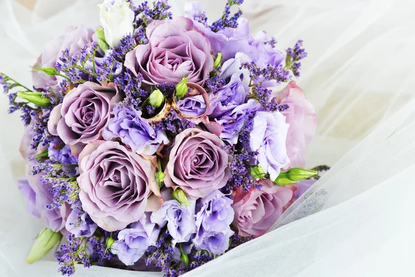 Boeket van paarse bloemen — Stockfoto