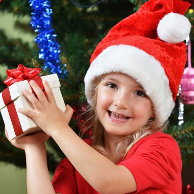 Noel Baba şapkalı kız
