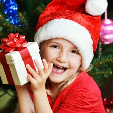 Noel Baba şapkalı kız