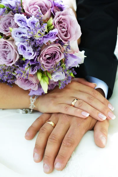 Braut und Bräutigam Hände — Stockfoto