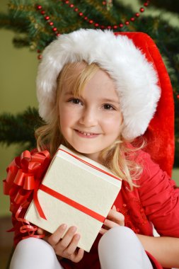 Noel Baba şapkalı kız