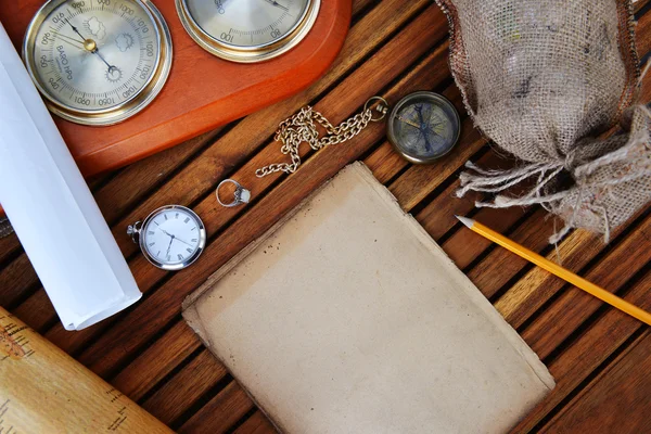 Компас, годинник і старий папір — стокове фото