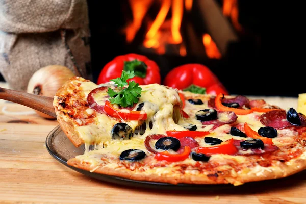 Smakelijke pizza — Stockfoto