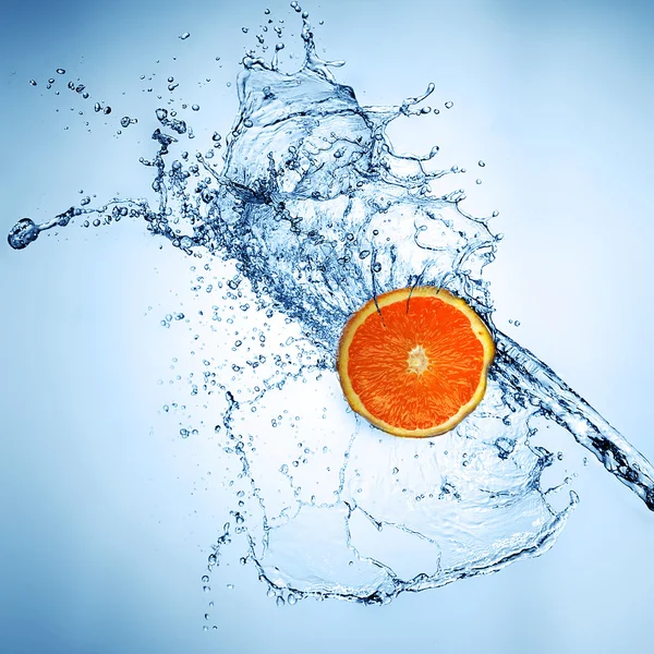 Πορτοκαλί στο water splash — Φωτογραφία Αρχείου