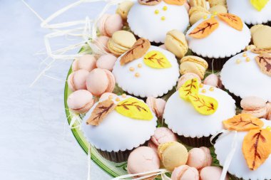 Beyaz buzlanma ile cupcakes