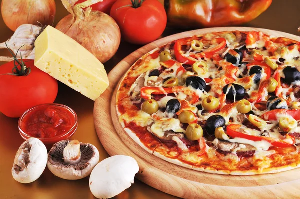 Färskt bakad pizza — Stockfoto