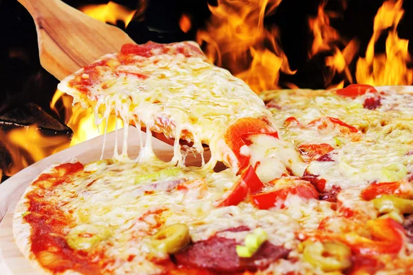 Frisch gebackene Pizza — Stockfoto