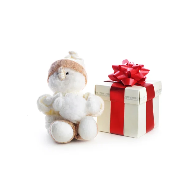 Sneeuwpop en geschenkdoos op wit — Stockfoto