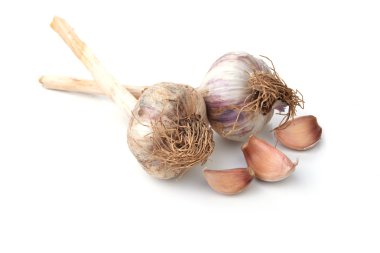 Beyaz arkaplanda sarımsak