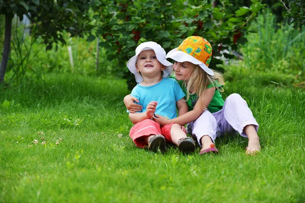 Mädchen und Bruder — Stockfoto