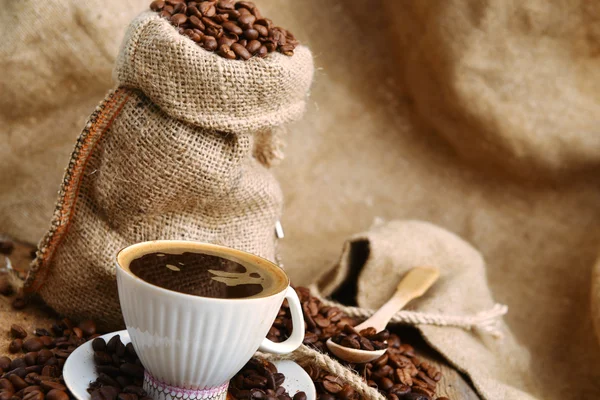 Coffee beans and cup — Stock Photo, Image