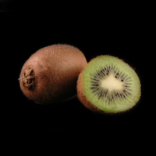 Geheel en cuted kiwi close-up — Stockfoto