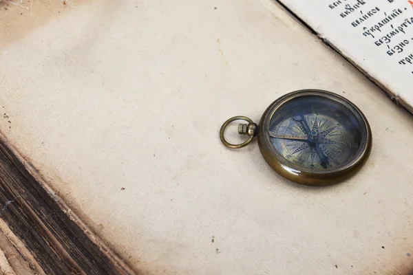 Kompass och titta på gamla bok — Stockfoto