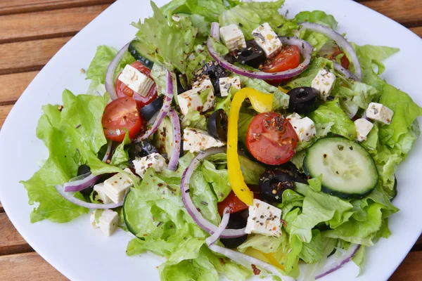 Sallad med färska grönsaker — Stockfoto