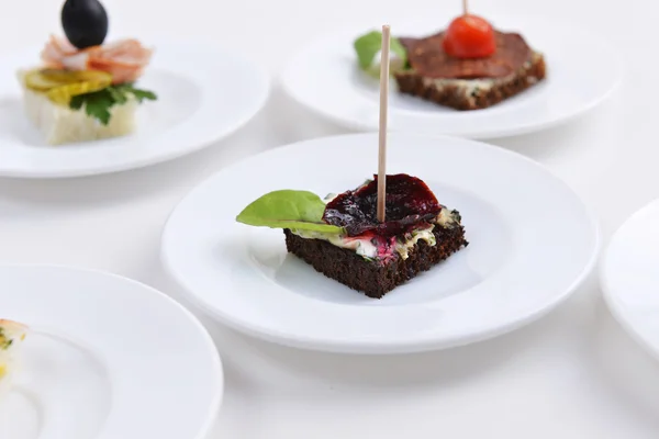 Sanduíches de peixe e carne — Fotografia de Stock