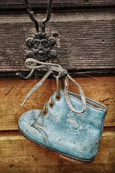 Alte Babyschuhe als Wanddekoration — Stockfoto