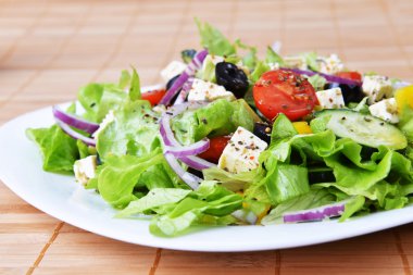 Taze sebzeli salata