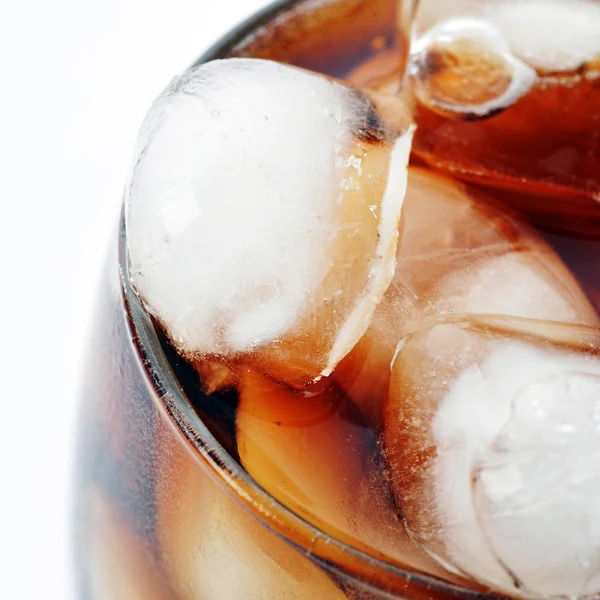 Glas cola ve buz ile
