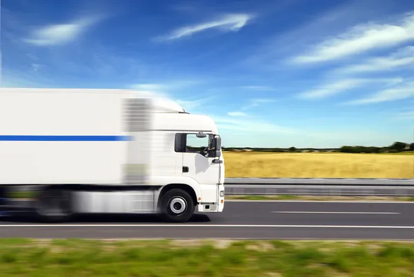 Vrachtwagen met vracht — Stockfoto